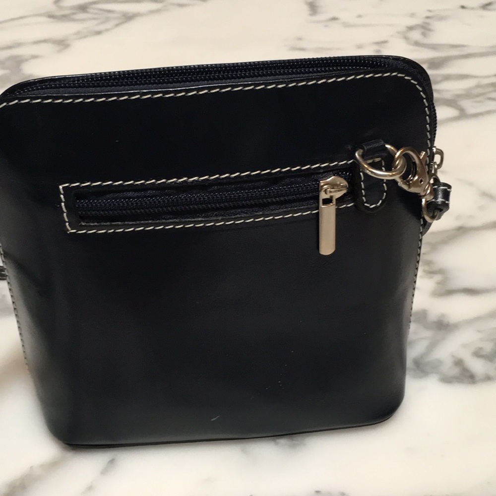 Vero Pello Italian Navy Leather Crossbody Nwt